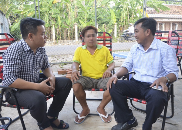 Cán bộ UBMTTQVN và Đoàn Thanh niên xã Long Tân, huyện Đất Đỏ gặp gỡ và động viên, cảm hóa một thanh niên (ngồi giữa) chậm tiến trên địa bàn xã.