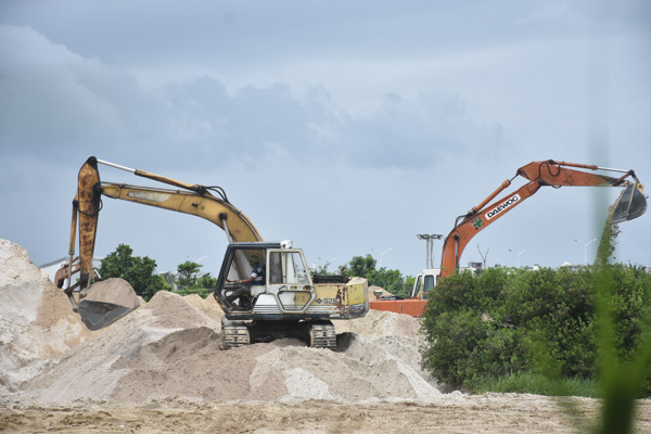 Một điểm tập kết vật liệu xây dựng không phép trên đường 2/9, TP.Vũng Tàu. Ảnh: SƠN KHÊ
