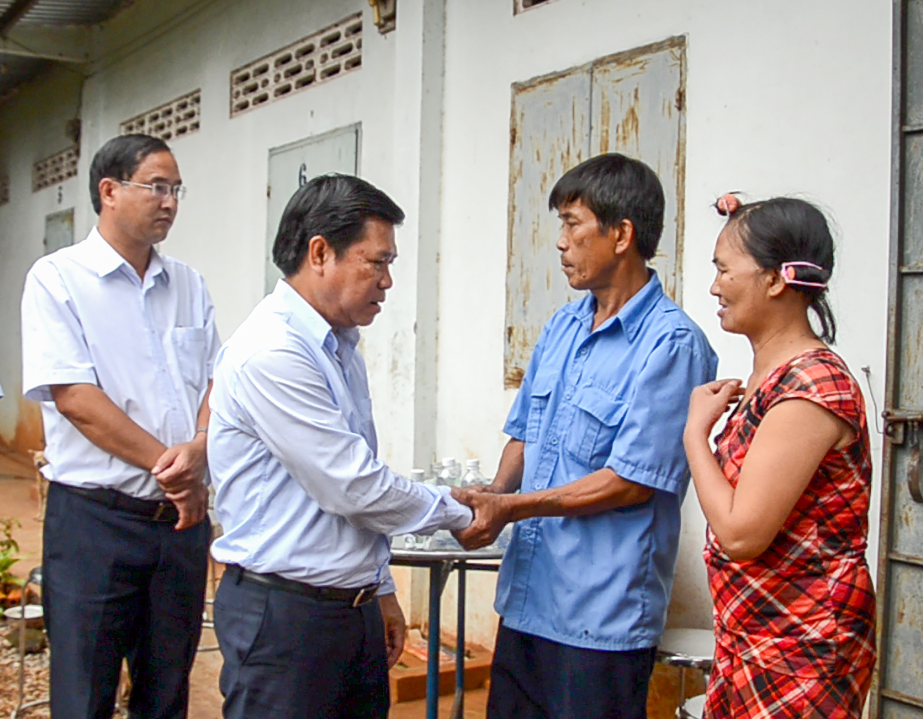 Ông Nguyễn Văn Xinh, Ủy viên Ban Thường vụ Tỉnh ủy, Trưởng Ban Tuyên giáo Tỉnh ủy,  nguyên Tổng Biên tập Báo Bà Rịa - Vũng Tàu cùng Ban Biên tập Báo Bà Rịa - Vũng Tàu thăm hỏi,  động viên gia đình ông Đoàn Văn Hải.