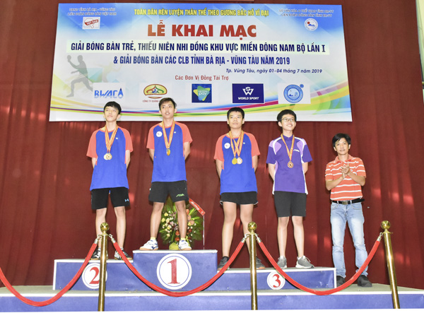 Ông Nghiêm Thiện Chức, Tổng thư ký Liên đoàn Bóng bàn tỉnh BR-VT trao giải cho nội dung đơn nam nhóm tuổi 16-18.