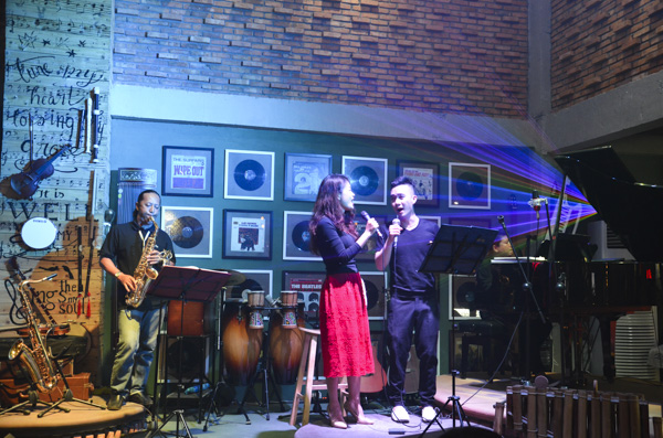 Bạn trẻ có thể tham gia cuộc thi Acoustic Music do Nhà Văn hóa Thanh niên tỉnh tổ chức. Trong ảnh: Nhóm bạn trẻ biểu diễn acoustic tại Art Mio cà phê (số 11, Lê Văn Tám, TP. Vũng Tàu).