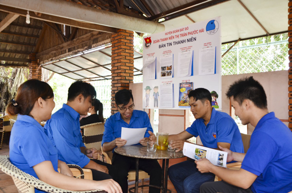 Bản tin thanh niên trình bày bắt mắt, thu hút sự chú ý của giới trẻ đặt tại quán cà phê Đồi Cát. 