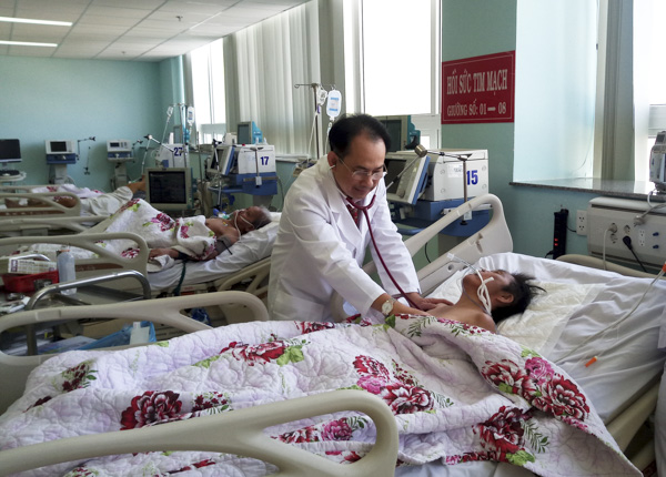 Theo các bác sĩ, thiếu nước có thể gây nguy hiểm cho cơ thể. Trong ảnh: Bác sĩ thăm khám cho bệnh nhân tại  Khoa Hồi sức tích cực chống độc, Bệnh viện Bà Rịa.