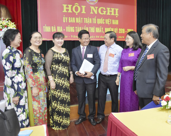 Bà Nguyễn Thị Yến, Phó Bí thư Thường trực Tỉnh ủy, Trưởng Đoàn ĐBQH tỉnh (thứ 2 bên phải) trao đổi với các đại biểu trong ngày làm việc thứ nhất Đại hội Đại biểu MTTQVN tỉnh lần thứ VI, nhiệm kỳ 2019-2024. Ảnh: MINH NHÂN