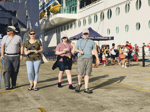 Du khách rời tàu Voyager of the Seas  tham gia các tour khám phá Bà Rịa-Vũng Tàu và TP. Hồ Chí Minh. 