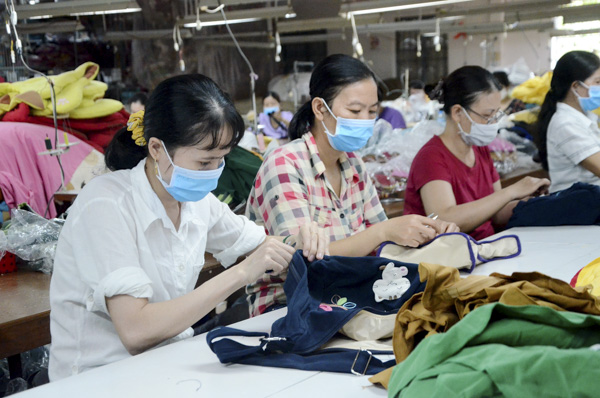 Trong 6 tháng đầu năm 2019, kim ngạch xuất khẩu cả nước ước đạt 122,72 tỷ USD, tăng 7,3% so với cùng kỳ.  Trong ảnh: Công nhân Công ty TNHH May mặc Thăng Long (TP. Vũng Tàu) gia công túi xách xuất khẩu. Ảnh: ĐÔNG HIẾU