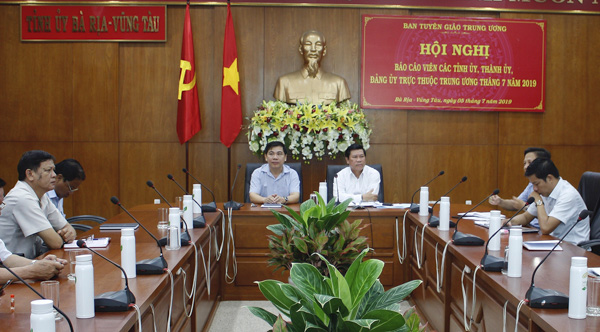 Các ông: Nguyễn Văn Xinh, Ủy viên Ban Thường vụ Tỉnh ủy, Trưởng Ban Tuyên giáo Tỉnh ủy (bên phải, hàng đầu); Nguyễn Văn Thắng, Phó Trưởng Ban Tuyên giáo Tỉnh ủy (bên trái, hàng đầu), đồng chủ trì điểm cầu tại tỉnh BR-VT.