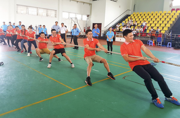 Đội Công đoàn Các KCN tỉnh thi đấu môn kéo co.