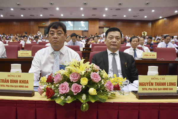 Ông Trần Đình Khoa (bên trái), Ủy viên Ban Thường vụ Tỉnh ủy, Phó Chủ tịch HĐND tỉnh và ông Nguyễn Thành Long (bên phải), Ủy viên Ban Thường vụ Tỉnh ủy, Phó Chủ tịch UBND tỉnh tham dự Đại hội.