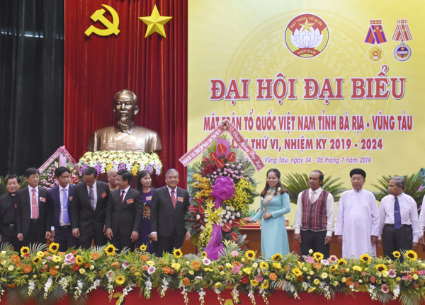 Đoàn đại biểu đại diện các tầng lớp nhân dân trong tỉnh tặng hoa chúc mừng Đại hội.