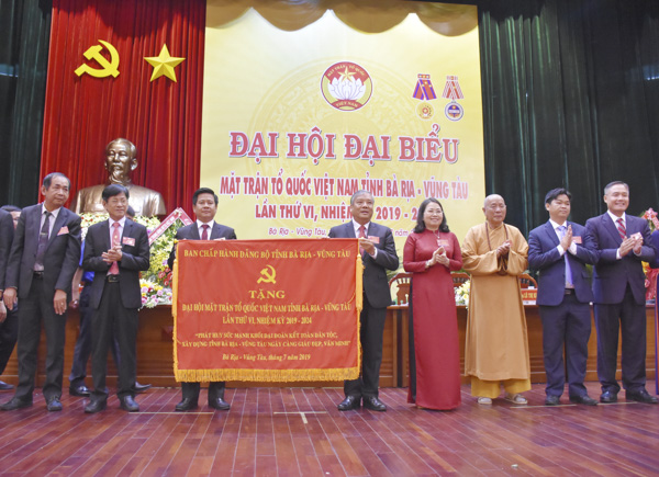 Bà Nguyễn Thị Yến, Phó Bí thư Thường trực Tỉnh ủy, Trưởng Đoàn Đại biểu Quốc hội tỉnh tặng Đại hội bức trướng của Ban Chấp hành Đảng bộ tỉnh với nội dung “Phát huy sức mạnh khối đại đoàn kết toàn dân tộc, xây dựng tỉnh Bà Rịa-Vũng Tàu ngày càng giàu đẹp, văn minh”. 