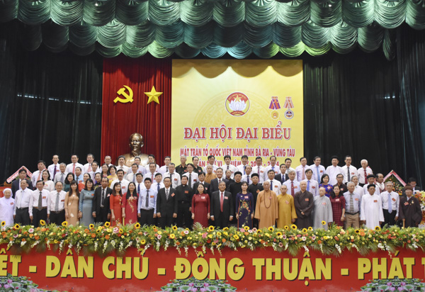 Các Ủy viên Ủy ban MTTQVN tỉnh khóa VI, nhiệm kỳ 2019-2024 ra mắt Đại hội.