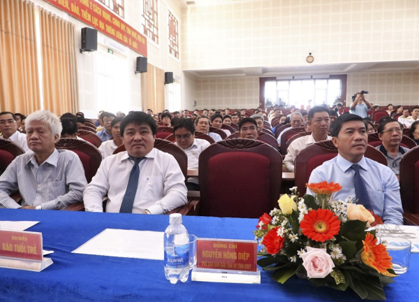 Ông Nguyễn Văn Chinh (bìa phải), Tỉnh ủy viên, Chánh văn phòng Tỉnh ủy dự lễ kỷ niệm 30 thành lập Tiểu đoàn DK1 và đón nhận Huân chương Bảo vệ Tổ quốc hạng Nhì.