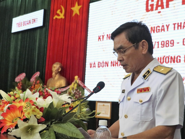 Chuẩn Đô đốc Phạm Khắc Lượng, Ủy viên Đảng ủy Quân chủng, Tư lệnh Vùng 2 Hải quân phát biểu tại buổi họp mặt.