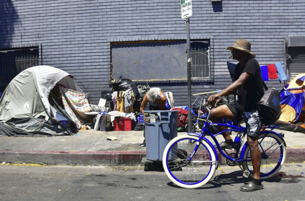 Người vô gia cư trên đường phố Los Angeles, California, Mỹ. 