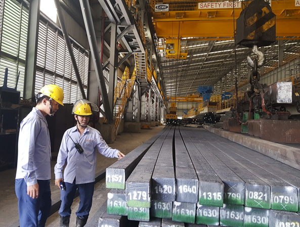 NLĐ Công ty TNHH Thép Tung Ho Việt Nam (KCN Phú Mỹ 2, phường Phú Mỹ, TX. Phú Mỹ) trong giờ sản xuất.