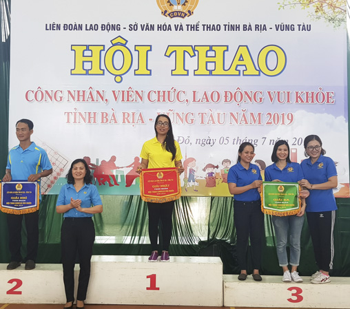 Bà Huỳnh Thị Phúc, Phó Chủ tịch LĐLĐ tỉnh, Trưởng Ban tổ chức hội thao trao giải toàn Đoàn cho các đội. 