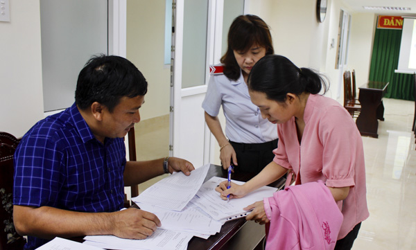 Đại diện các DN nhận quyết định thanh tra liên ngành đóng BHXH, BHTN, BHYT tại hội nghị công bố quyết định thanh tra.