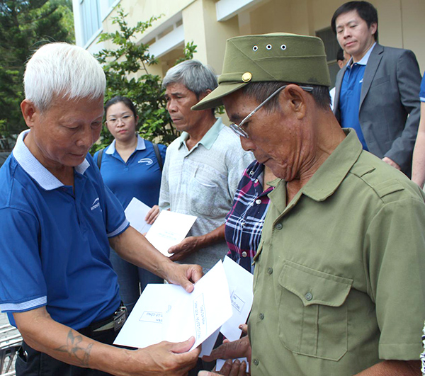Ông Nguyễn Đăng Hoành, Chủ tịch Công đoàn cơ sở Công ty TNHH International SOS Việt Nam tặng quà cho người có công trên địa bàn phường 12.