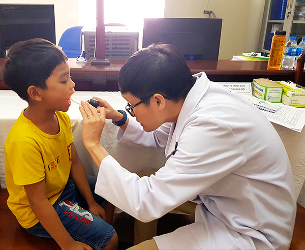 Bác sĩ International SOS khám bệnh cho trẻ em nghèo