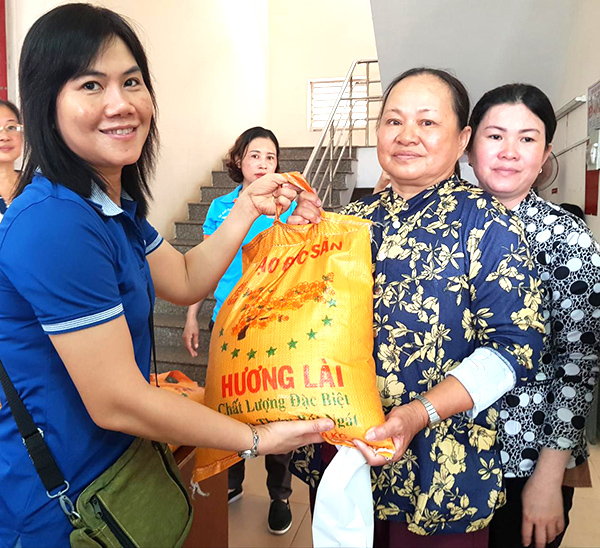 Đại diện International SOS tặng quà cho người nghèo.