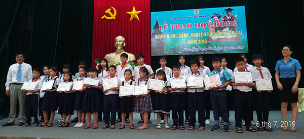 Các em HS là con cán bộ, viên chức, người lao động ngành Y tế đã nỗ lực vượt khó, học giỏi trong năm học 2018-2019 được nhận học bổng khuyến học.