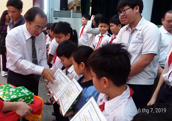 Ông Từ Phúc Hải, Phó Chủ tịch Công đoàn ngành Y tế trao các suất học bổng khuyến học.