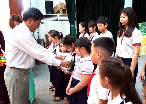 Bác sĩ Nguyễn Văn Thái, Phó Giám đốc Sở Y tế, Chủ tịch Công đoàn ngành trao các suất học bổng khuyến học. 
