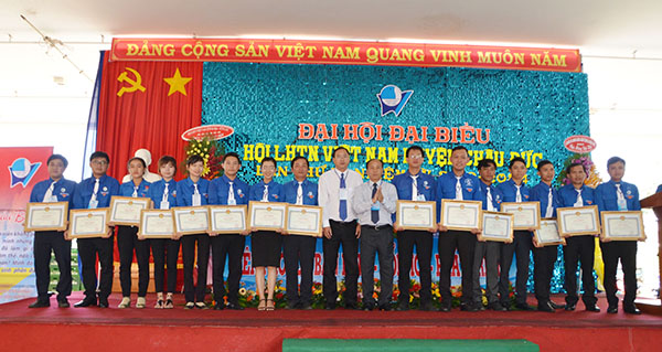 Các tập thể, cá nhân có thành tích xuất sắc trong công tác Hội và phong trào thanh niên giai đoạn 2019-2024 được khen thưởng.