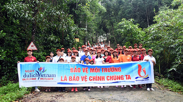 Các đoàn tham dự buổi hoạt động chụp ảnh lưu niệm trước buổi leo núi và dọn rác.