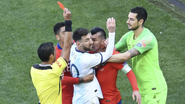 Leo Messi đã phải nhận thẻ đỏ trực tiếp từ trọng tài Mario Diaz de Vivar. Đây là lần thứ 2 trong sự nghiệp, Messi phải nhận thẻ đỏ. Lần trước đó là vào năm 2005, cũng trong màu áo tuyển Argentina.
