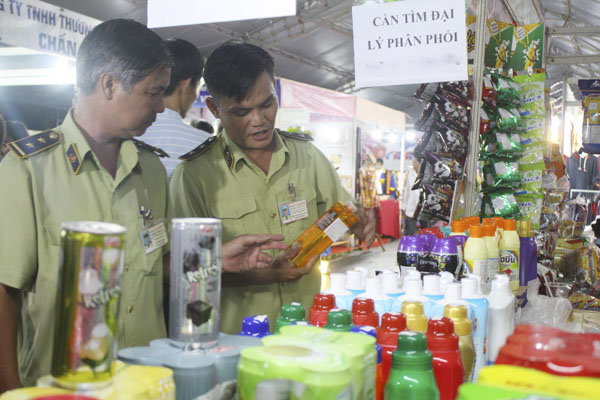 Lực lượng QLTT tỉnh kiểm tra xuất xứ các loại mỹ phẩm bán tại hội chợ thương mại - dịch vụ - du lịch trong khuôn khổ Festival Biển BR-VT 2018.