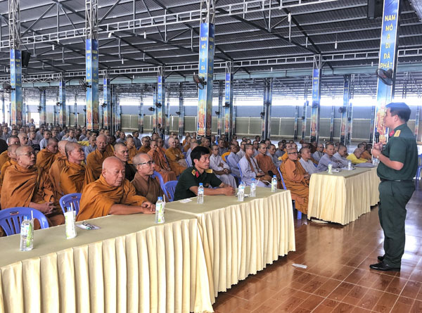 Đại diện Bộ CHQS tỉnh phổ biến kiến thức quốc phòng, an ninh cho các tu sĩ chùa Đại Tòng Lâm (phường Phú Mỹ, TX. Phú Mỹ).