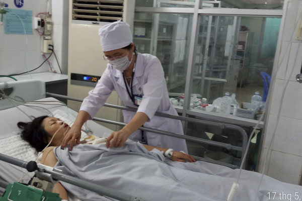 Tình trạng thiếu bác sĩ của BV Lê Lợi ảnh hưởng đến công tác tự chủ tài chính và nâng cao chất lượng KCB. Trong ảnh: Bác sĩ thăm khám cho bệnh nhân tại Khoa Hồi sức tích cực chống độc  BV Lê Lợi.