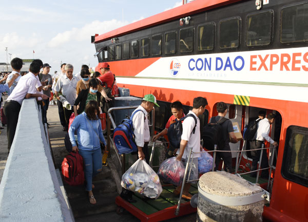 Cảng vụ Hàng hải Vũng Tàu vừa có thông báo thống nhất điều kiện khí tượng thủy văn làm cơ sở cấp phép cho tàu khách hoạt động trên tuyến vận tải thủy từ bờ ra Côn Đảo và ngược lại xuất bến.