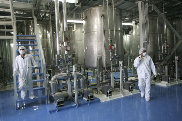 Kỹ thuật viên Iran kiểm tra các thiết bị tại cơ sở làm giàu urani Isfahan ở cách thủ đô Tehran 420km về phía Nam. 