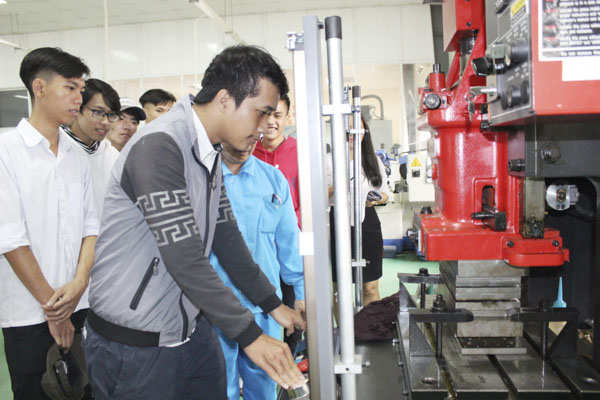 HS THCS huyện Đất Đỏ tham quan, trải nghiệm tại Trường Cao đẳng Kỹ thuật Công nghệ BR-VT. 