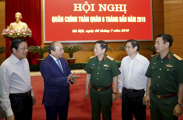 Thủ tướng trao đổi với các đại biểu dự Hội nghị. Ảnh: QUANG HIẾU