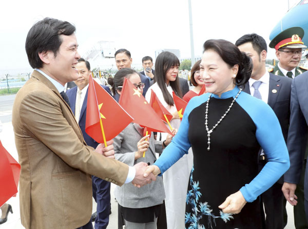 Cán bộ, nhân viên Đại sứ quán Việt Nam tại Trung Quốc, Tổng Lãnh sự quán Việt Nam tại Thượng Hải, đại diện cộng đồng người Việt Nam tại tỉnh Giang Tô đón Chủ tịch Quốc hội Nguyễn Thị Kim Ngân tại sân bay quốc tế Lộc Khẩu. Ảnh: TRỌNG ĐỨC 