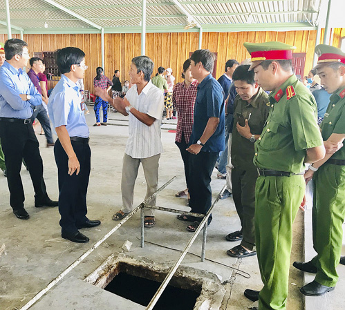 Cơ quan chức năng tiến hành niêm phong cống lưu nước thải của HTX Vĩnh Hưng để kiểm tra, lấy mẫu.
