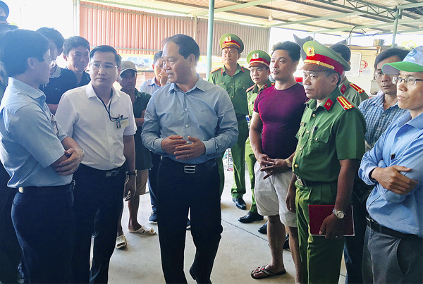 Ông Mai Ngọc Thuận, Ủy viên BTV Tỉnh ủy, Bí thư Thành ủy, Chủ tịch HĐND TP. Vũng Tàu (thứ ba, bên trái sang) có mặt tại hiện trường chỉ đạo các cơ quan chức năng ổn định trật tự và kiểm tra HTX Vĩnh Hưng.