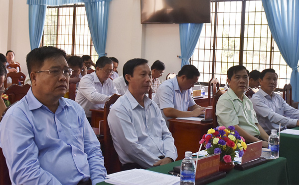 Ông Nguyễn Văn Trình, Phó Bí thư Tỉnh ủy, Chủ tịch UBND tỉnh (bìa trái) tham dự hội nghị.