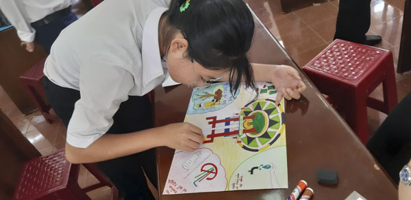 Các thí sinh tại cuộc thi vẽ tranh “Sắc màu thiên nhiên”. Ảnh: MINH THANH