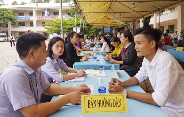Người lao động được hỗ trợ tư vấn việc làm tại phiên giao dịch việc làm lần thứ IV năm 2019.