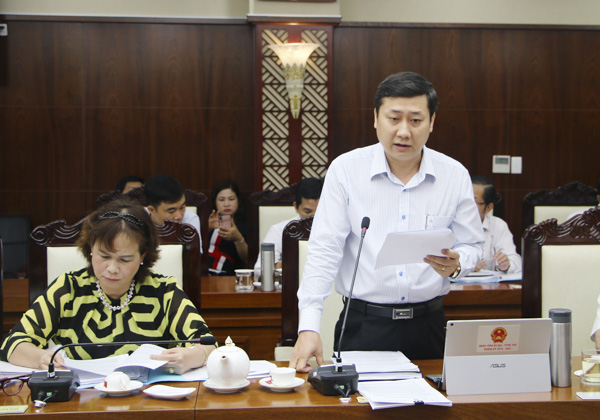 Ông Nguyễn Công Danh, Phó Trưởng Ban Kinh tế-Ngân sách HĐND tỉnh báo cáo kết quả giám sát “Tình hình thực hiện các dự án nhà ở, khu đô thị bằng nguồn vốn doanh nghiệp trên địa bàn tỉnh”.
