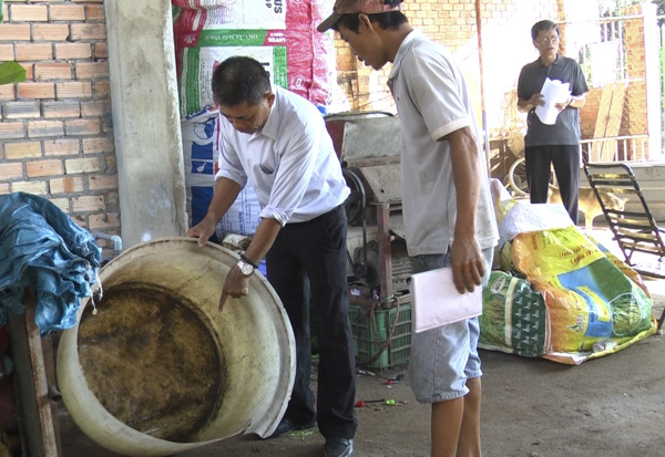 Cán bộ ấp Thạnh Sơn 2A, xã Phước Tân hướng dẫn người dân cách phòng, chống bệnh sốt xuất huyết. Ảnh: NGUYỄN THẮNG