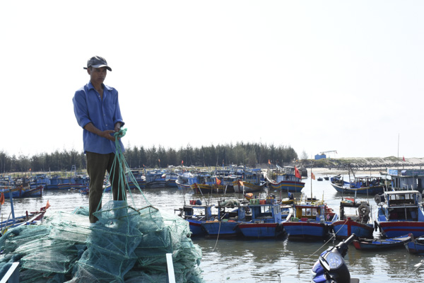 Cử tri đề nghị UBND tỉnh có biện pháp hữu hiệu đẩy nhanh tiến độ thi công khu neo đậu tránh trú bão tại xã Bình Châu, huyện Xuyên Mộc. Trong ảnh: Ngư dân soạn ngư cụ chuẩn bị ra khơi tại Cảng cá Bến Lội - Bình Châu. Ảnh: THANH NGA