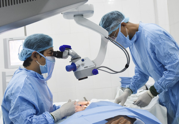 Các bệnh viện công thực hiện tự chủ tài chính đang gặp vướng mắc về cơ chế giao đất để thực hiện xã hội hóa. Trong ảnh: Bác sĩ Bệnh viện Mắt tỉnh phẫu thuật mắt cho bệnh nhân. 