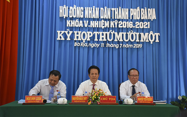 Các ông: Nguyễn Ngọc Đức, Phó Chủ tịch HĐND TP.Bà Rịa (giữa); Ngô Duy Luận, Trưởng Ban Pháp chế HĐND TP.Bà Rịa (bìa trái) và ông Nguyễn Tiến Phương, Trưởng Ban Kinh tế-xã hội HĐND TP.Bà Rịa (bìa phải) chủ tọa kỳ họp. 