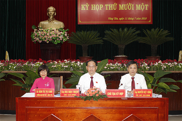 Ông Mai Ngọc Thuận, Ủy viên BTV Tỉnh ủy, Bí thư Thành ủy, Chủ tịch HĐND TP.Vũng Tàu (giữa); ông Nguyễn Việt Dũng, Phó Chủ tịch HĐND TP.Vũng Tàu (bìa phải) và bà Đoàn Thị Thu Giang, Trưởng Ban Pháp chế HĐND TP.Vũng Tàu, chủ tọa kỳ họp. 